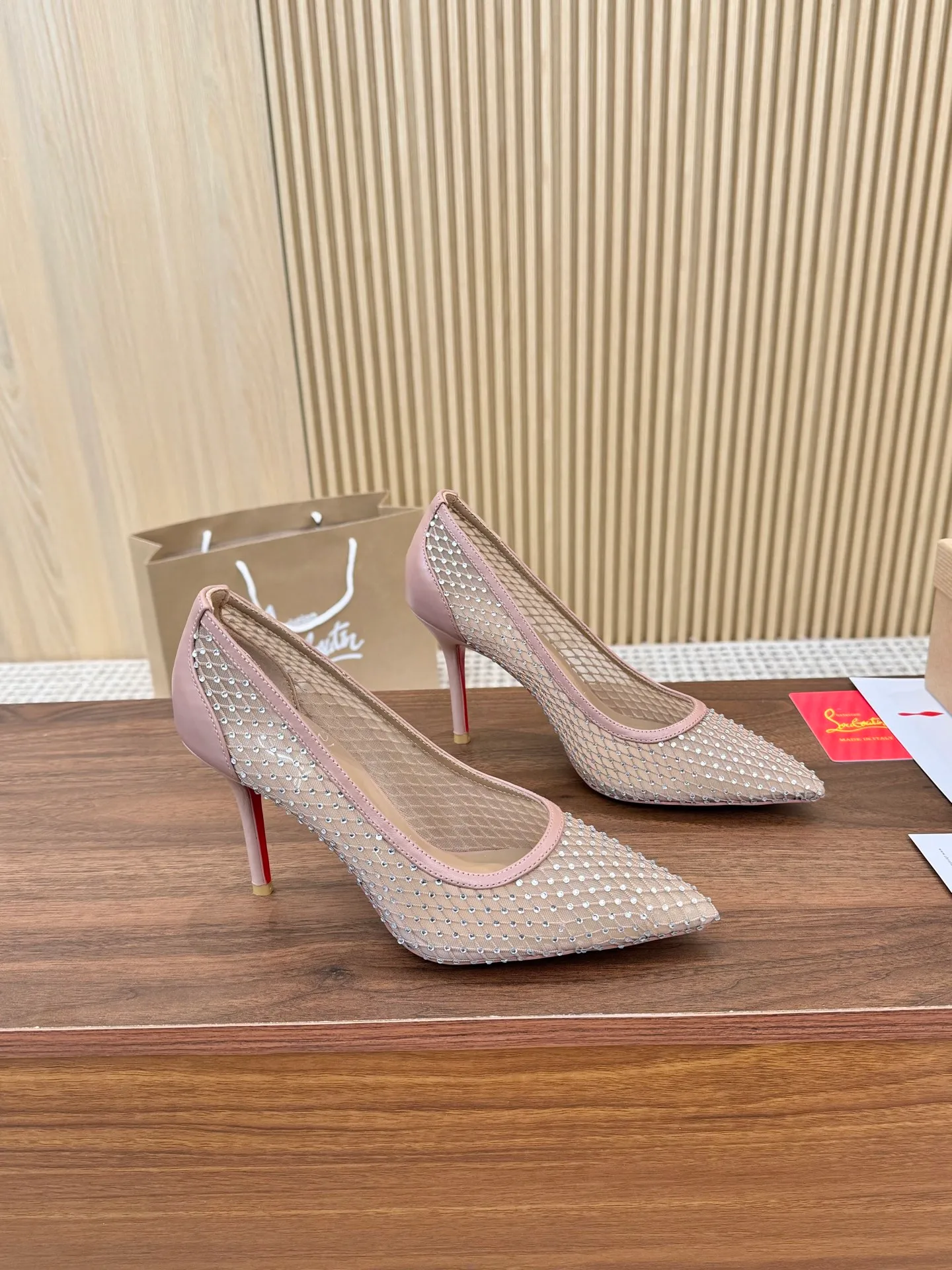 👟👟Ex-factory price 440👟👟 Genuine leather sole +40 Year-round shipment💝Christian Louboutin CL👠 Classic "💎Cow Patent Leather💎Series" noble and luxurious, real blingbling✨ Real materials, all customized by the pattern maker, and the materials are made of original customized materials, achieving the taste of the original 6 color options💍 Upper: imported 👉cow patent leather💪 lining: sheepskin foot pad/lining code number: 34-40.41.42 heel height: two options: 10.5cm and 8.5cm